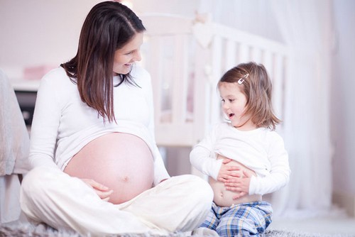 беременная женщина и девочка