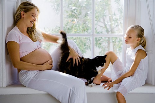 беременная женщина с ребенком и котом 